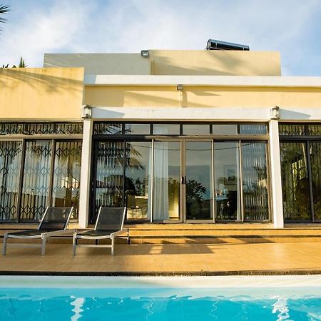 Villa Angelou - Sunlit Beach Getaway With Pool And Wifi Belle Mare Exterior foto