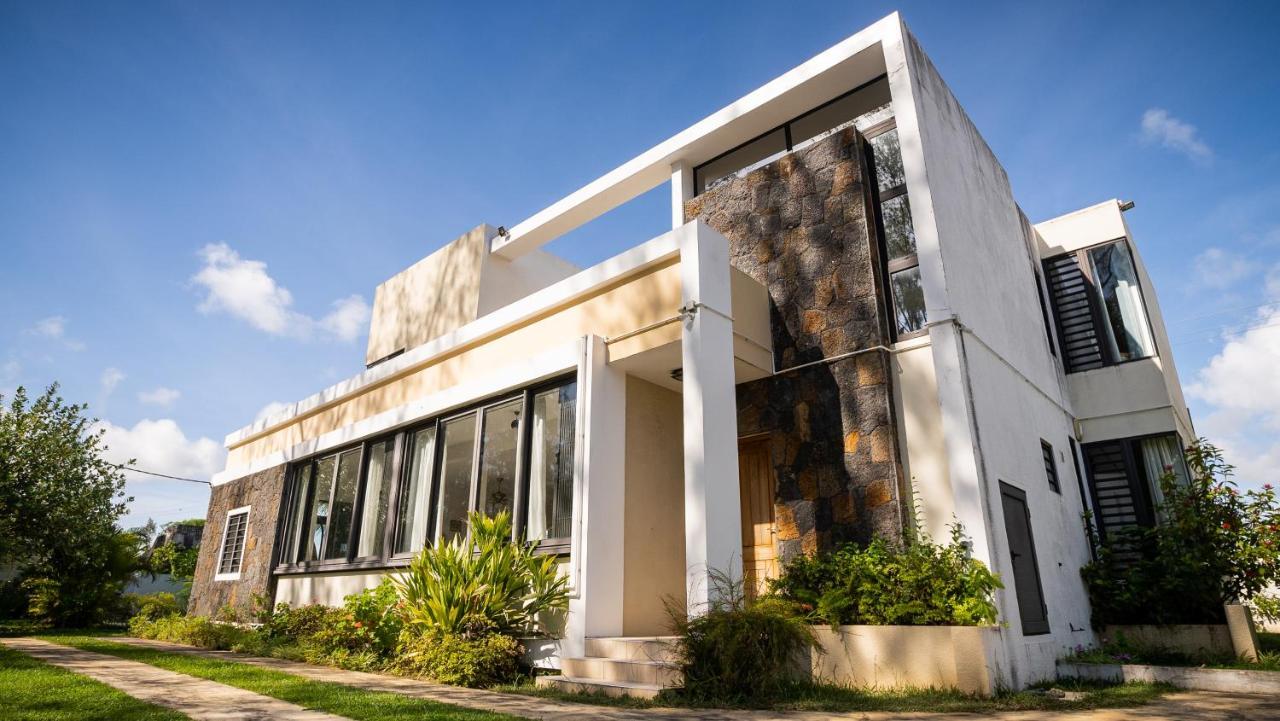 Villa Angelou - Sunlit Beach Getaway With Pool And Wifi Belle Mare Exterior foto
