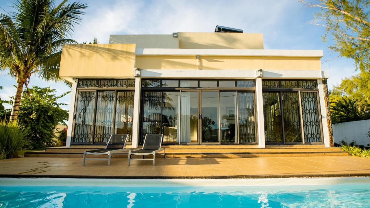 Villa Angelou - Sunlit Beach Getaway With Pool And Wifi Belle Mare Exterior foto