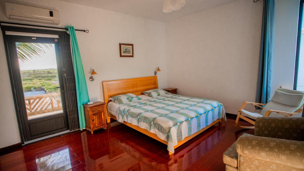 Villa Angelou - Sunlit Beach Getaway With Pool And Wifi Belle Mare Exterior foto