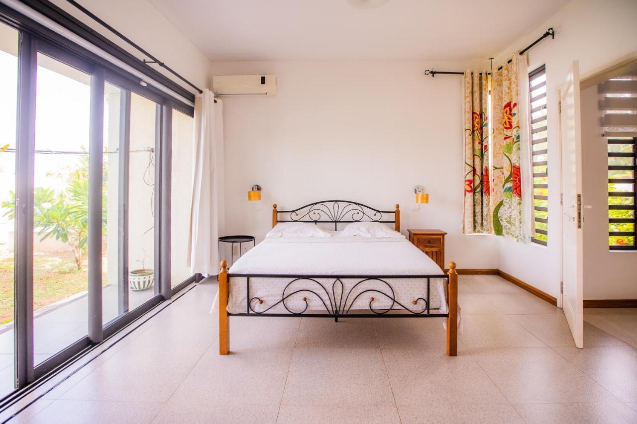 Villa Angelou - Sunlit Beach Getaway With Pool And Wifi Belle Mare Exterior foto